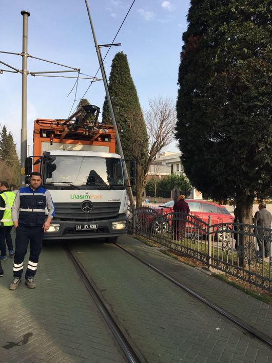 Otomobil tramvay hattındaki elektrik direğine çarptı, seferler aksadı