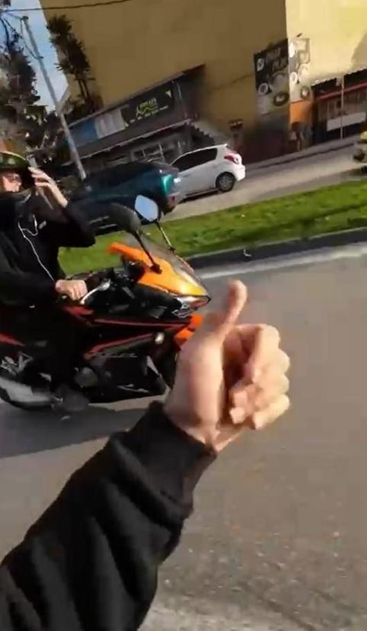 Önüne ani manevra yapan otomobilin dikiz aynasını kırdı