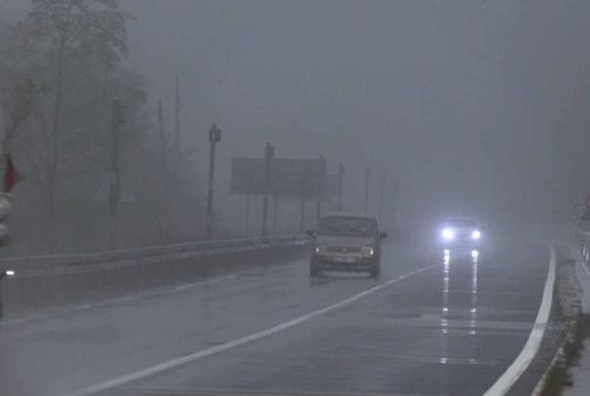 Bolu Dağı’nda sis ve sağanak etkili oldu