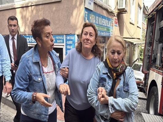 Beşiktaşta 3 katlı ahşap binada çıkan yangın 4 binaya sıçradı, 1 bina çöktü