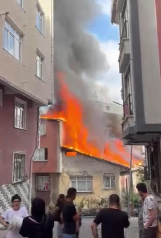 Kağıthanede 3 binanın çatı katı yandı