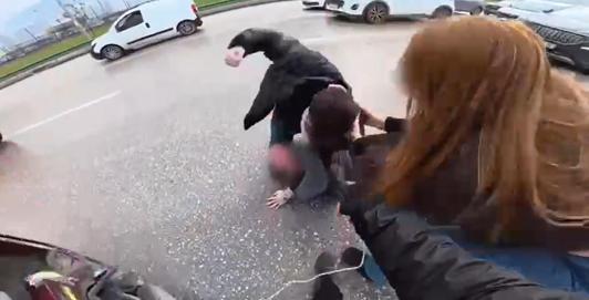 Bursada sürücülerin tekmeli-yumruklu kavgası kask kamerasında