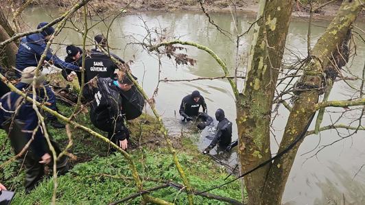 Çanakkalede otomobil çaya uçtu: 1 ölü, 1 yaralı