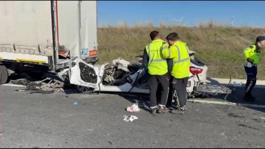 Silivride otomobil TIRın altına girdi: 1 ölü