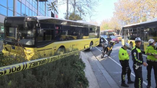 Beşiktaşta şoförünün kalp krizi geçirdiği İETT otobüsü kaza yaptı; şoför hayatını kaybetti