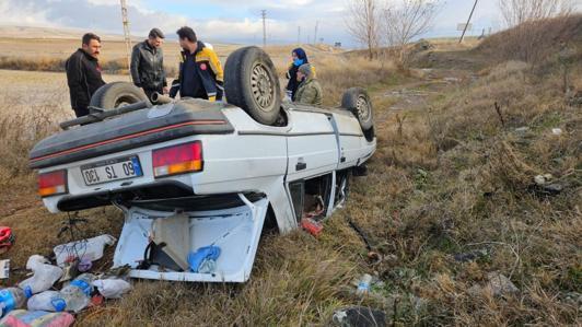 Çorum’da yoldan çıkan otomobil tarlaya yuvarlandı; 2 yaralı