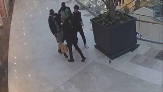 Sarıyer’de AVM’de Senegalli milli futbolcu Papy Djilobodji’ye silah çekip şemsiye fırlattı