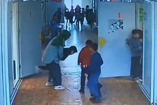 Soluk borusuna yiyecek kaçan öğrenciyi, öğretmeni Heimlich manevrasıyla kurtardı