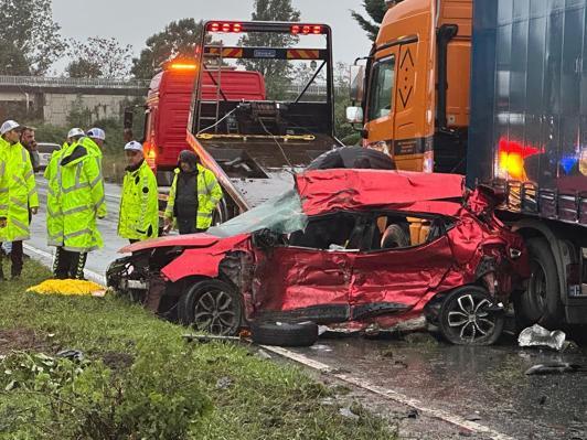 Rize’de otomobil TIR’a çarptı: 3 ölü