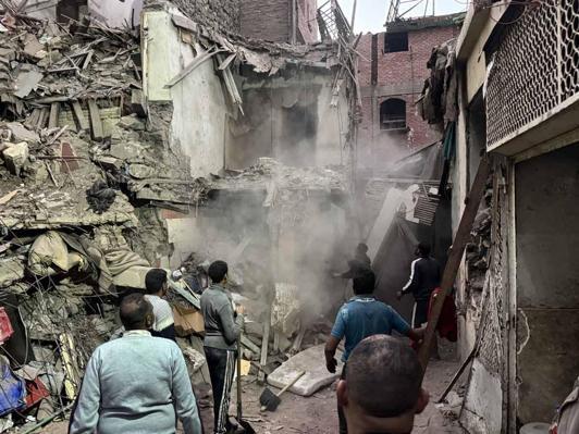 Mısırda 5 katlı bina çöktü: 8 ölü