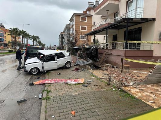 Kamyonetin 2 araca çarpıp apartmanın bahçesine girdiği kaza kamerada: 5 yaralı