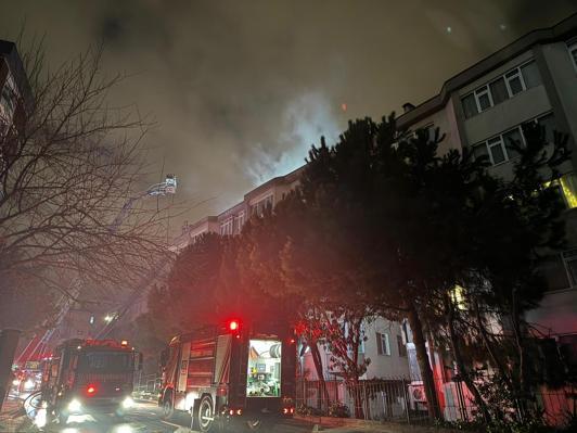 Üsküdar’da 5 katlı binanın çatı katında yangın