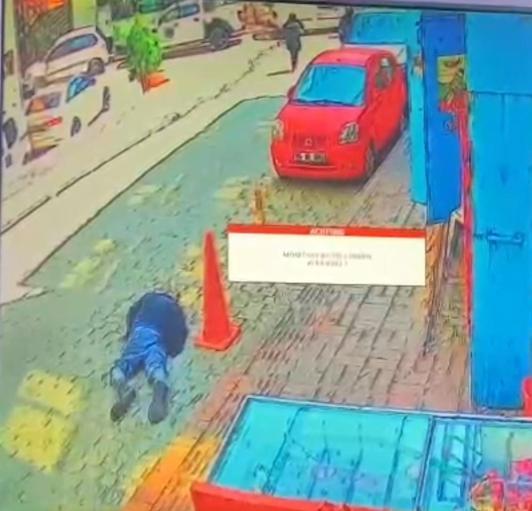 Beyoğlu’nda yolda yürürken kalp krizi geçirip hayatını kaybetti; o anlar kamerada