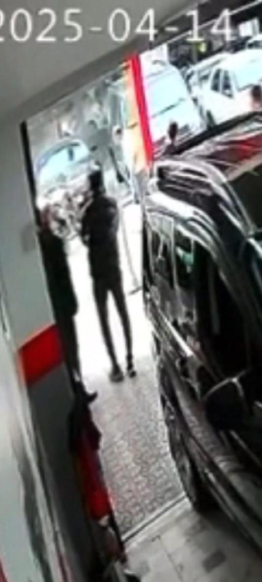 Bağcılarda oto galeriye el yapımı patlayıcıyla saldırı kamerada
