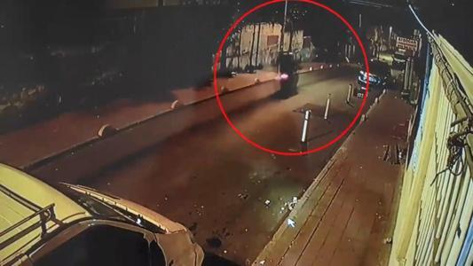 Fatihte motosikletli şüpheliler haraç istedikleri iş yerini kurşunladı