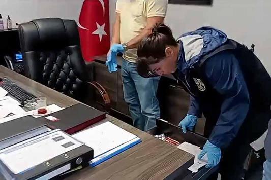 Mersinde 2si belediye başkanı 16 kişi tutuklandı; Seçer’in de olduğu 36 şüphelinin işlemleri sürüyor