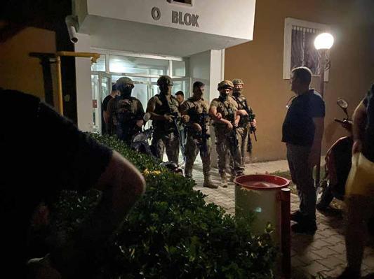 Hakkında uzaklaştırma kararı olan damadını, kızını görmeye geldiğinde öldürmüş