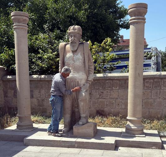 Mimar Sinanın doğup büyüdüğü mahallede heykeline zarar verildi