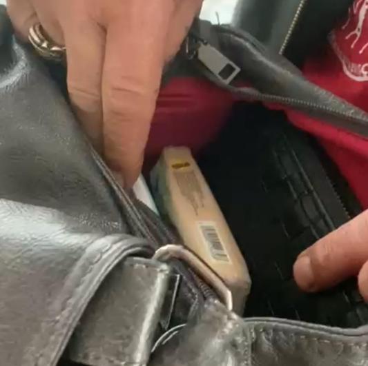 Temizlik işçisi bulduğu para ve ziynet eşyası dolu çantayı sahibine teslim etti