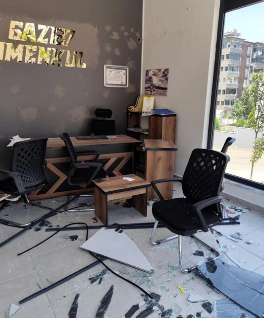 Otomobilin iş yerine girdiği kaza kamerada