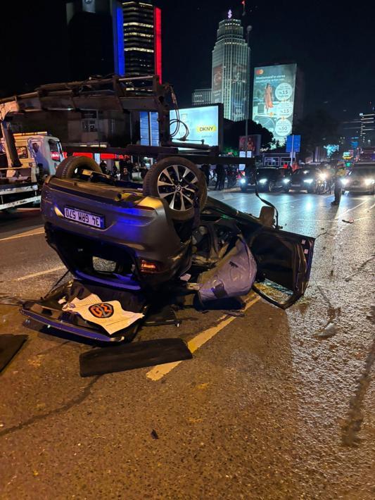 Beşiktaş’ta alkollü sürücü otomobille direğe çarpıp takla attı: 1 ölü 2 yaralı