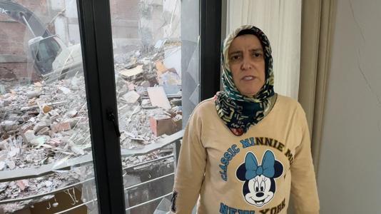 Avcılar’da yıkım sırasında dökülen beton parçaları yanındaki binaya zarar verdi