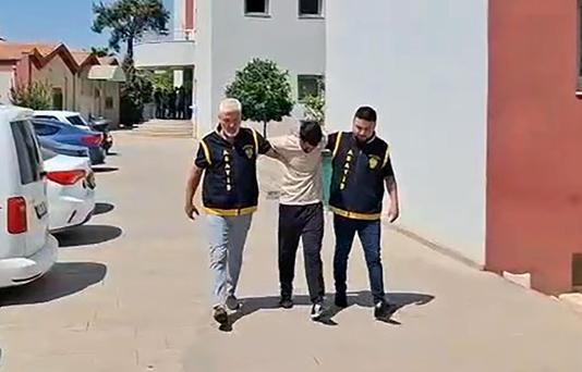 Motokurye, yağmur suyu tahliye borusundan tırmandığı daireden cep telefonu ve cüzdan çaldı