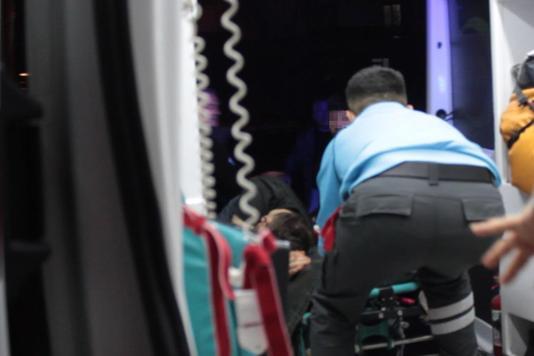 Annesinin sevgilisini bıçaklamıştı; adliyeye sevk edildiler