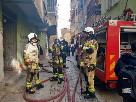 Diyarbakırda apartmanda yangın: 13 kişi dumandan etkilend