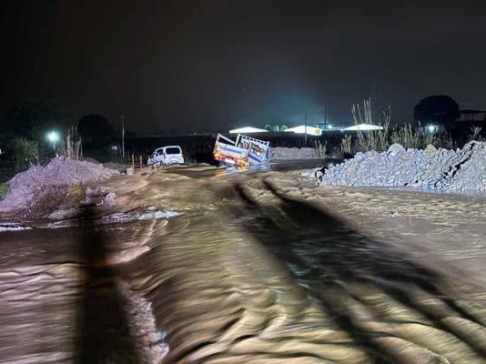 Manisa’da derede mahsur kalan 2 araç kurtarıldı