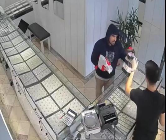 Bayrampaşada şemsiyeye tabanca süsü verdi, kuyumcu soydu; bilezikler imitasyon çıktı