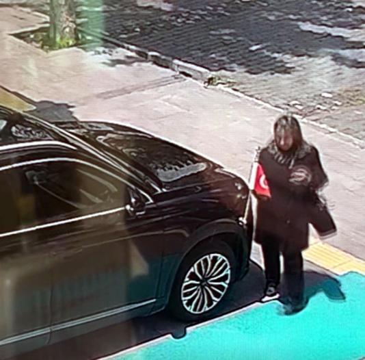 Makam aracındaki bayrağı öptü, Vali Polat bayrak hediye etti
