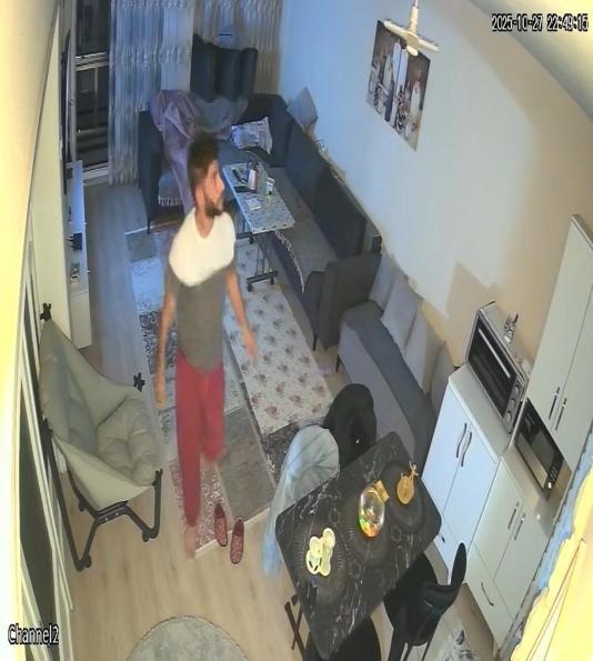 Depreme uyurken yakalanan kişinin yaşadığı panik kamerada