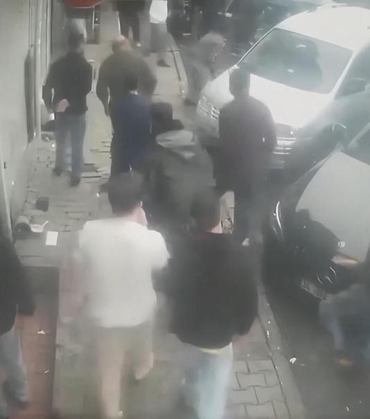 Beyoğlu’nda İmdat polis yok mu diye bağırdı; çıktığı otel tabelasından düşerek yaralandı
