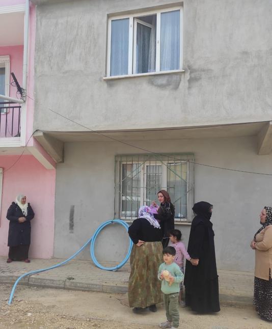 2nci kat penceresinden düşen Azra yaralandı