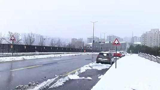 İstanbulun bazı bölgelerinde kar yağışı etkili oluyor; Çamlıca Tepesi beyaza büründü