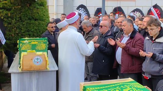 Mezar yeri bakmak için otomobille yola çıkan dayı ile yeğenin öldüğü kaza kamerada