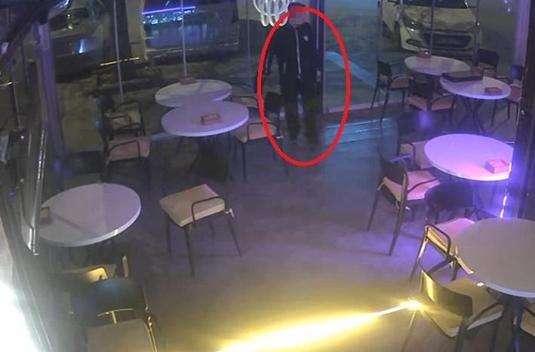 15 yaşındaki çocuk, hırsızlık yaptığı kafede yakalandı; o anlar kamerada