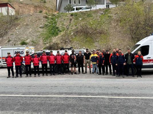 Zap Suyu yükselince mahsur kalan 4 kişi botla kurtarıldı
