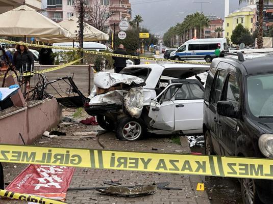 Kamyonetin 2 araca çarpıp apartmanın bahçesine girdiği kaza kamerada: 5 yaralı