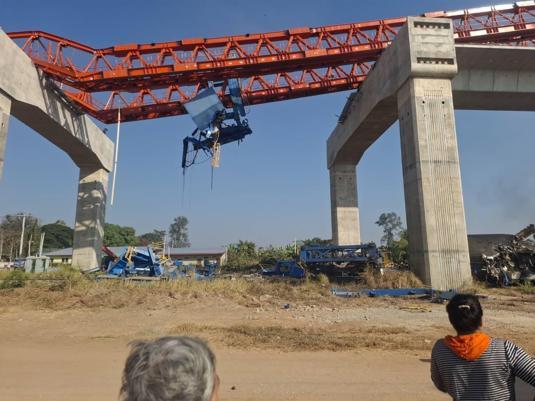 Taylandda vinç trenin üzerine düştü: 32 ölü