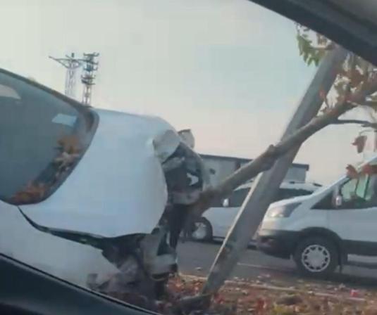 Otomobilin refüjdeki ağaç ve direğe çarptığı kaza kamerada