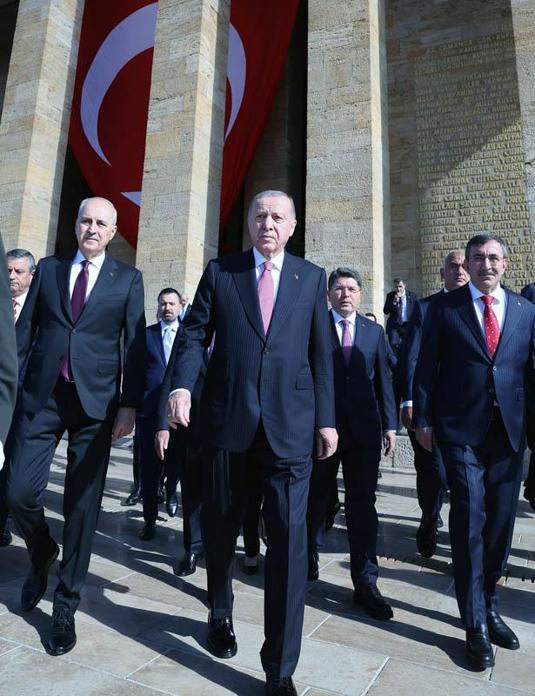 Devlet erkanından Anıtkabire ziyaret