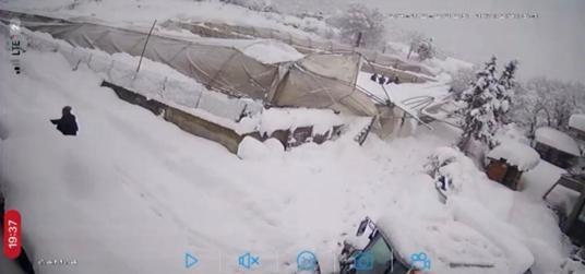 Üzerinde kar biriken seranın çökme anı kamerada