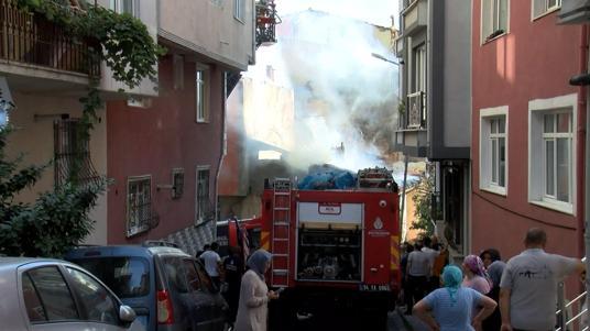 Kağıthanede 3 binanın çatı katı yandı