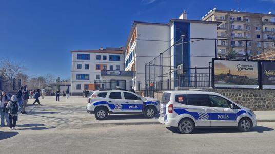 Cıva dökülen sınıftaki 14 öğrenci, zehirlenme şüphesi ile hastaneye kaldırıldı