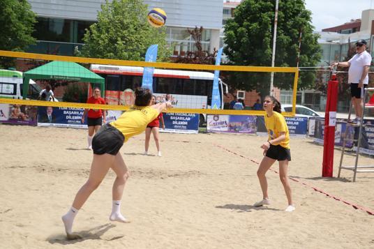 Bozkırın ortasında plaj voleybolu heyecanı