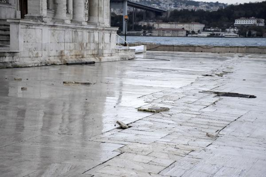 Beşiktaşta fırtına, beton blokları Büyük Mecidiye Camiinin avlusuna savurdu