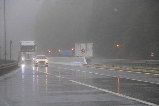 Bolu Dağı’nda sis ve sağanak etkili oldu