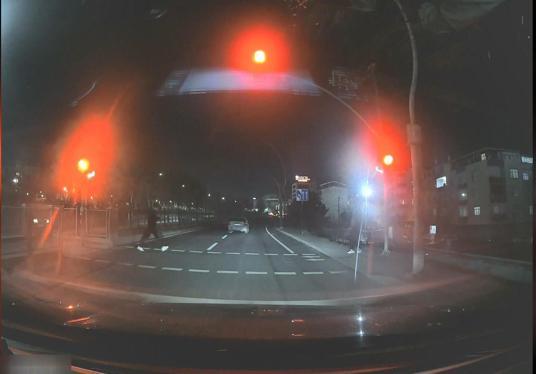 Sultangazide kırmızı ışıkta durmadı; yaya ölümden döndü